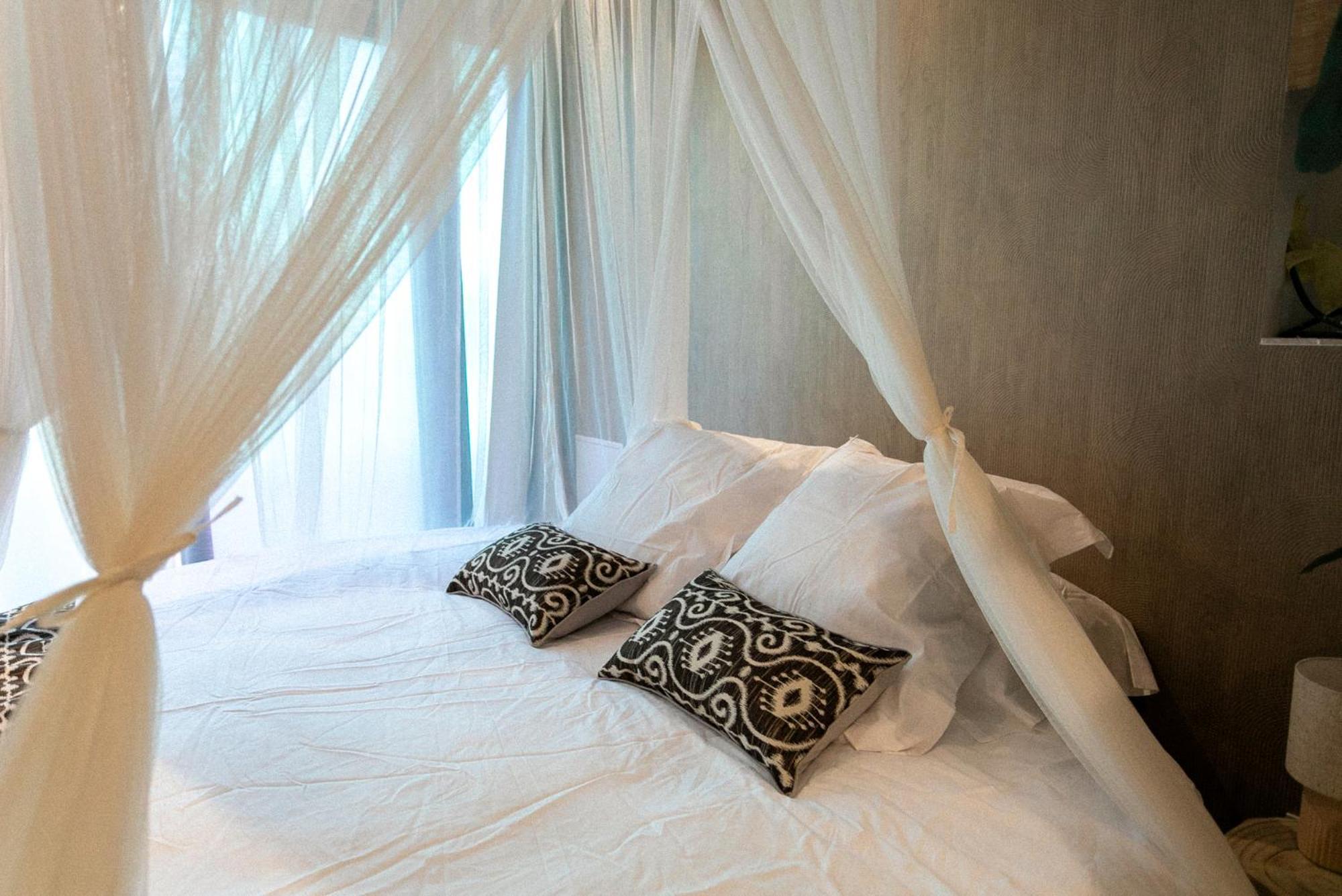 Bali Serenity Balneo Et Lit Rond Lagnieu Exterior foto